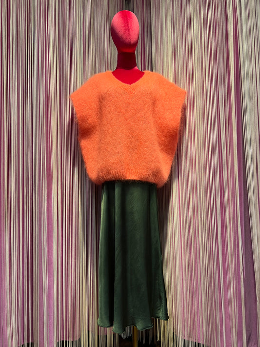 Love & roses completo gilet over mohair arancio e gonna verde militare a sirena in satin con elastico in vita