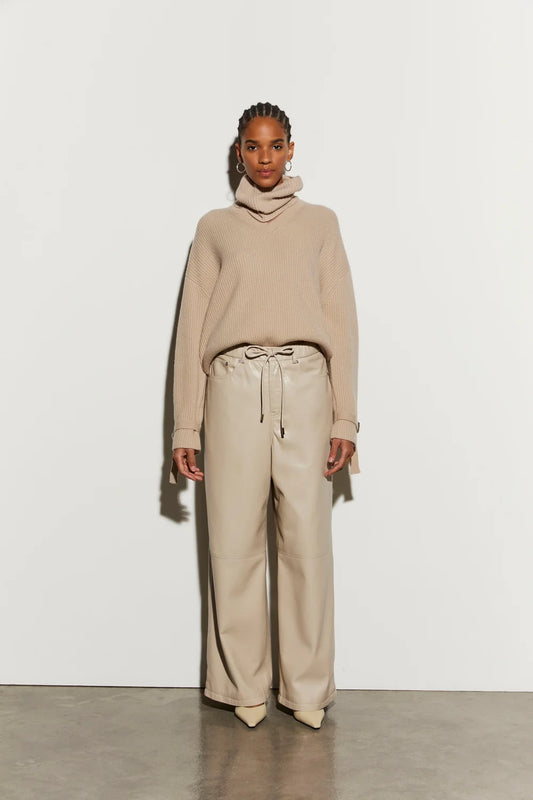 Isabelle Blanche Paris pantalone in similpelle con elastico in vita e finiture con rivetti