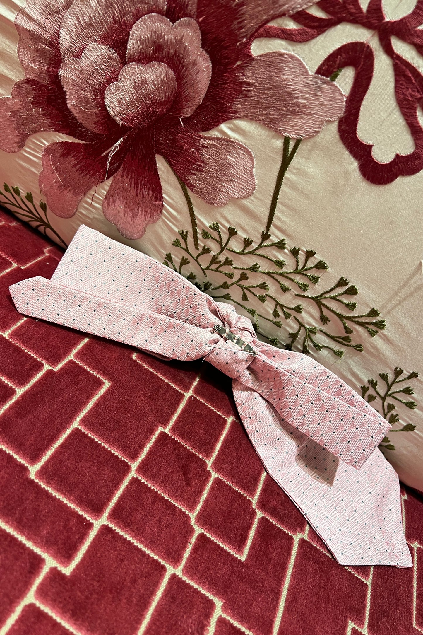 Myths -40% di sconto spilla fiocco rosa