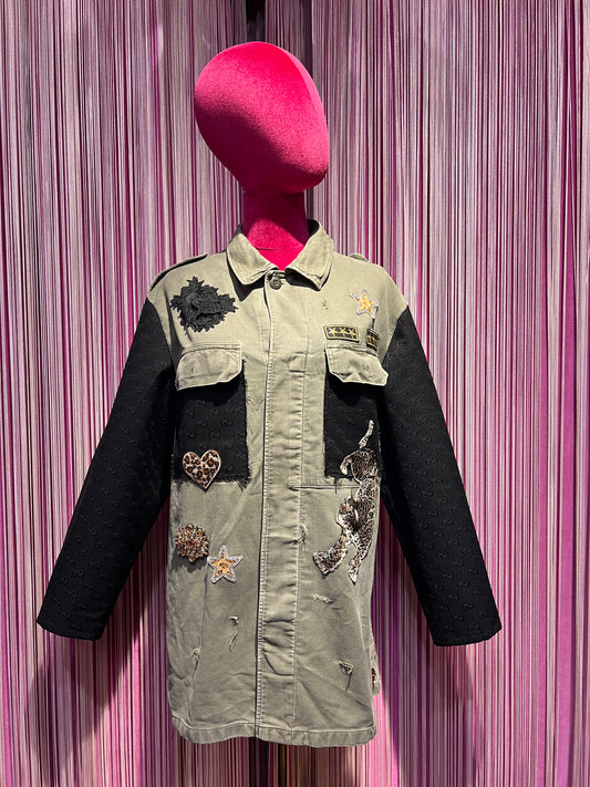 ABpink 🩷 la verdina special, giacca militare maniche logate con patch tigre , cuore e stelle tessuto nero GG