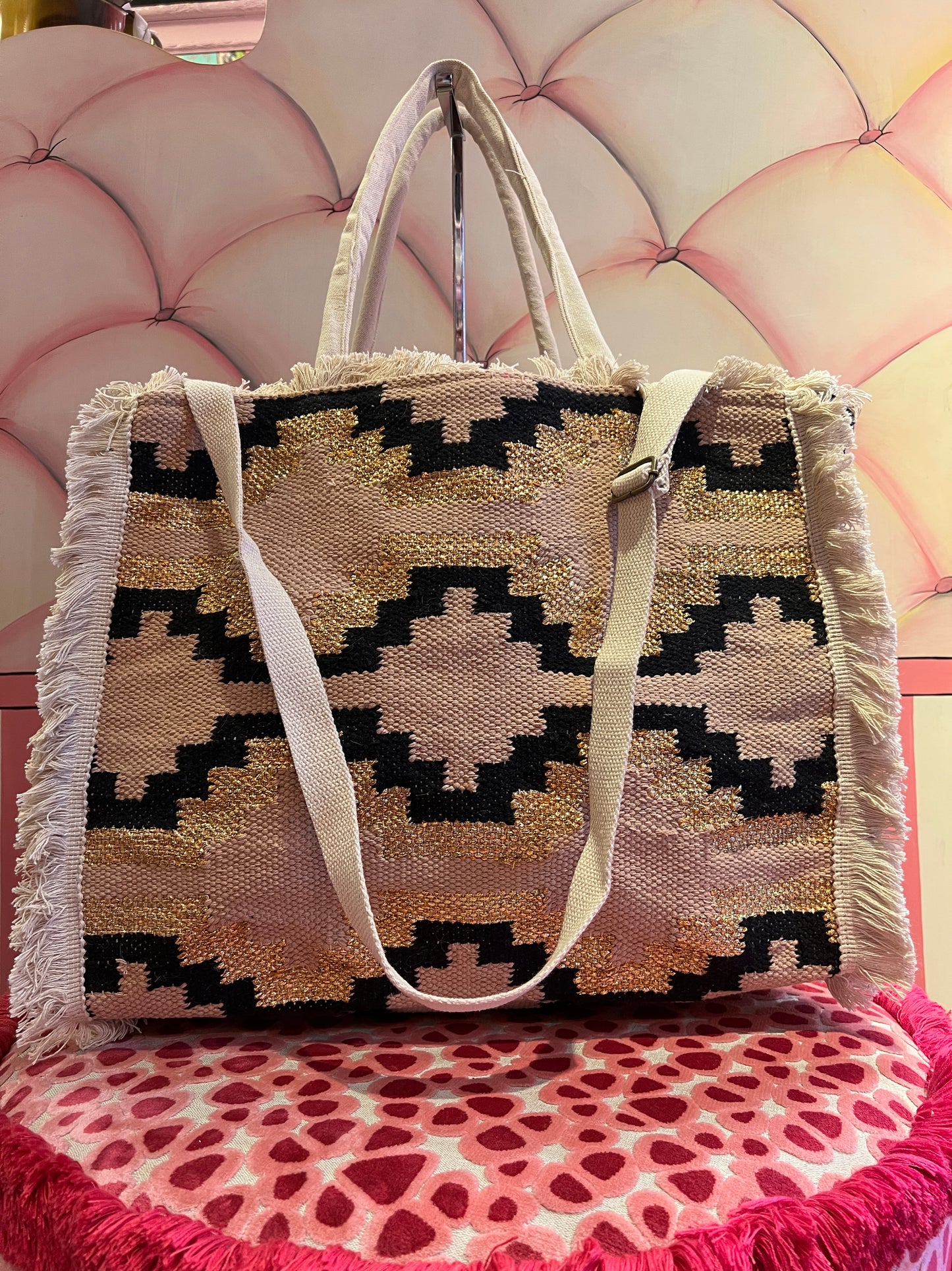Borsa due manici tela con tracolla e disegni geometrici neri e oro