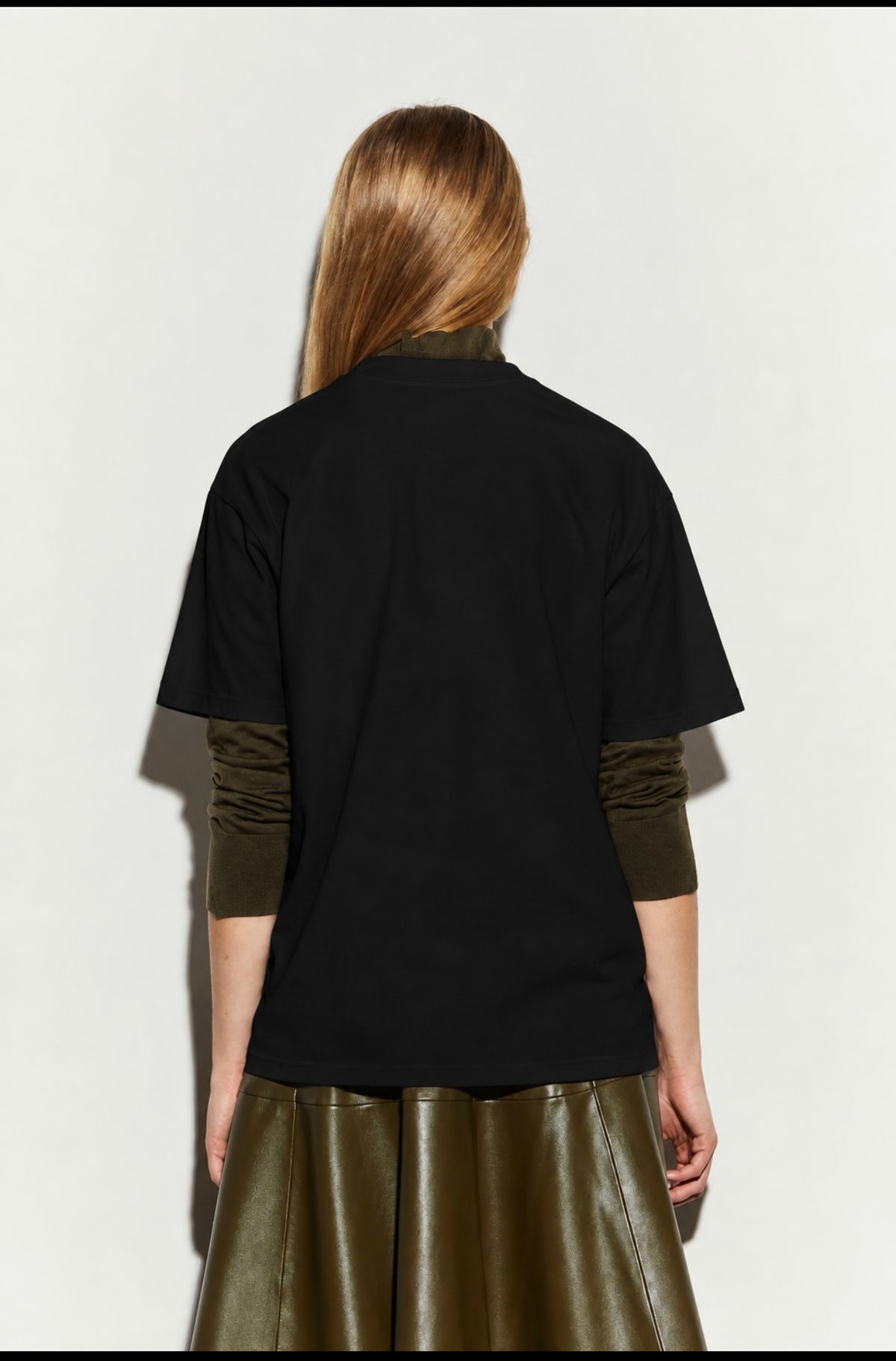 Isabelle Blanche Paris t shirt nera manica corta con stampa “ Fashion made me do it (again)” scritta color rosa cipria