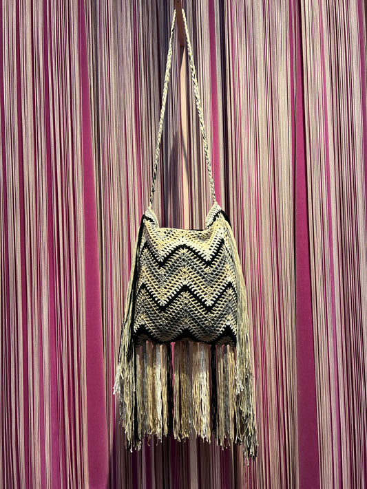 Borsa crochet con frange foderata con tracolla ,manici semicircolari in resina , nero/ panna , grigio e beige