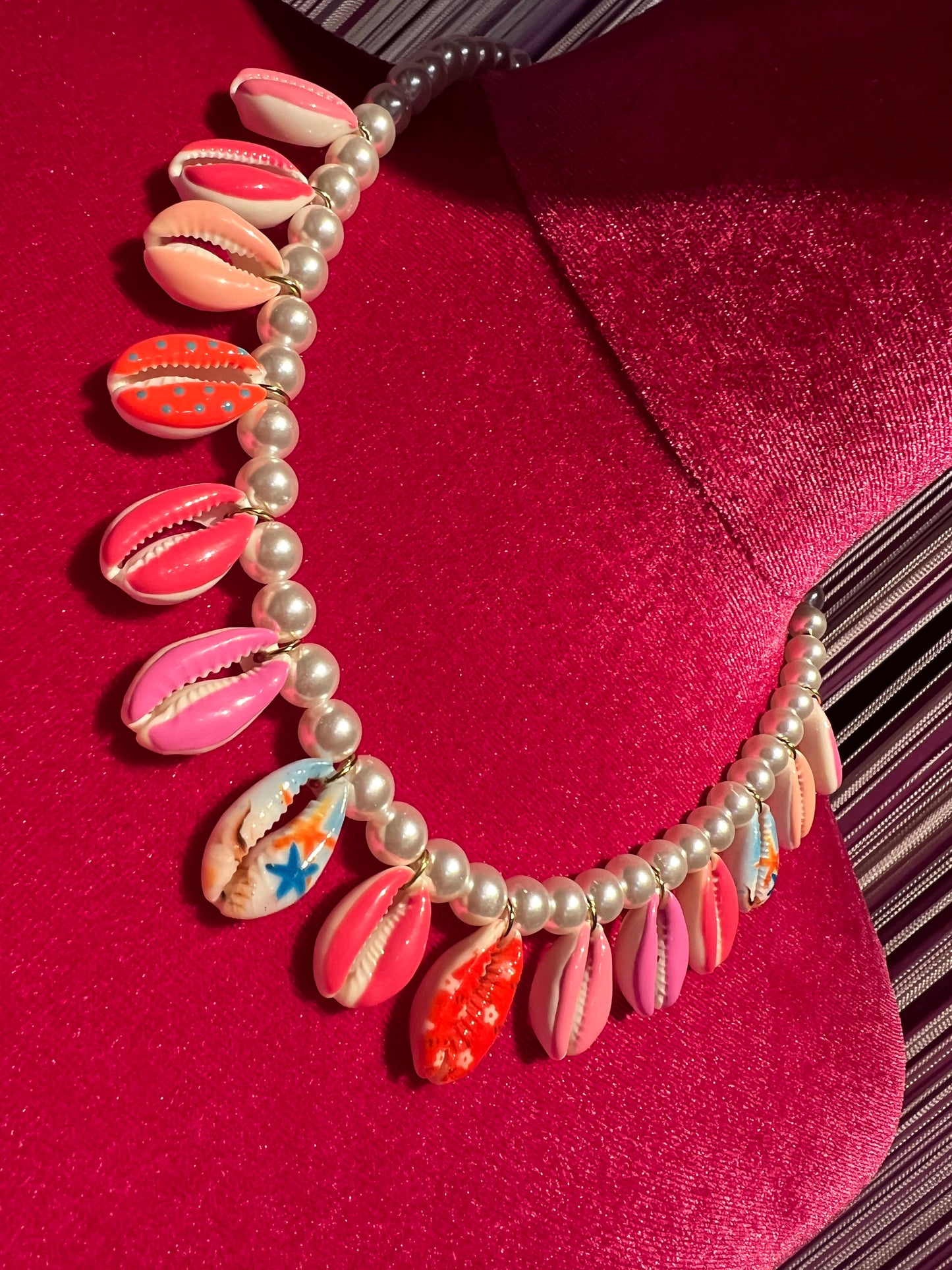 Collana conchiglie dipinte rosa / arancio/fucsia montate su perle