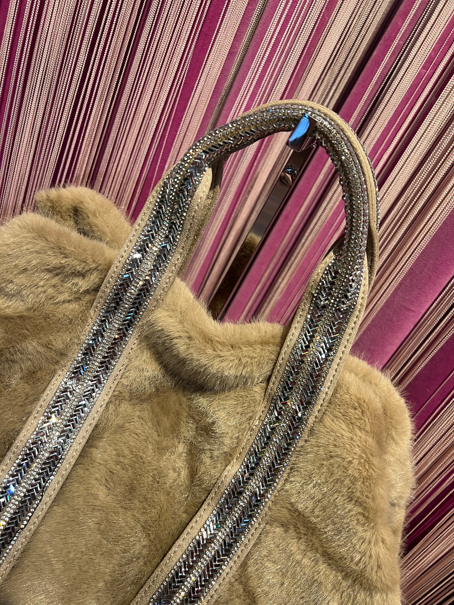 Borsa ecopelliccia beige due manici con Swarovski e pochette