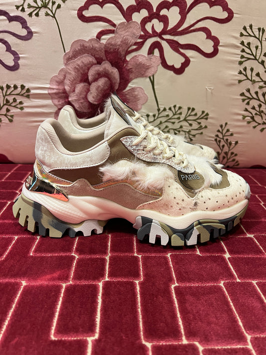 Joia Paris sneaker bianca inserti in ecopelliccia dettagli animalier
