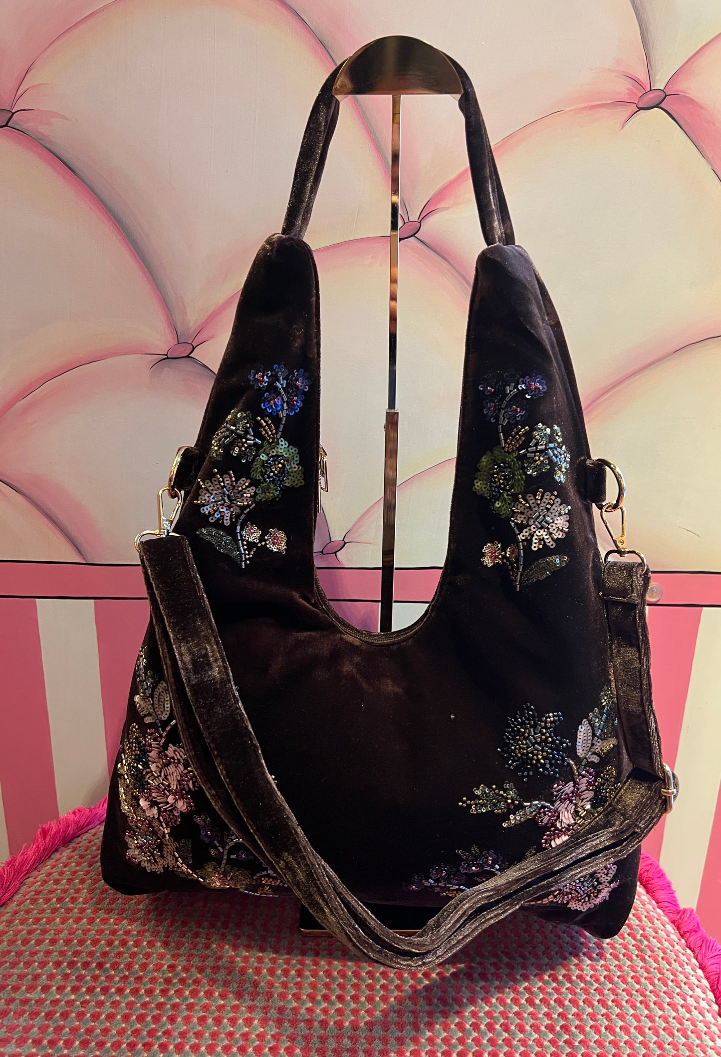 Borsa a spalla di velluto cioccolato con ricami floreali dí paillettes e perline stile orientale con tracollina