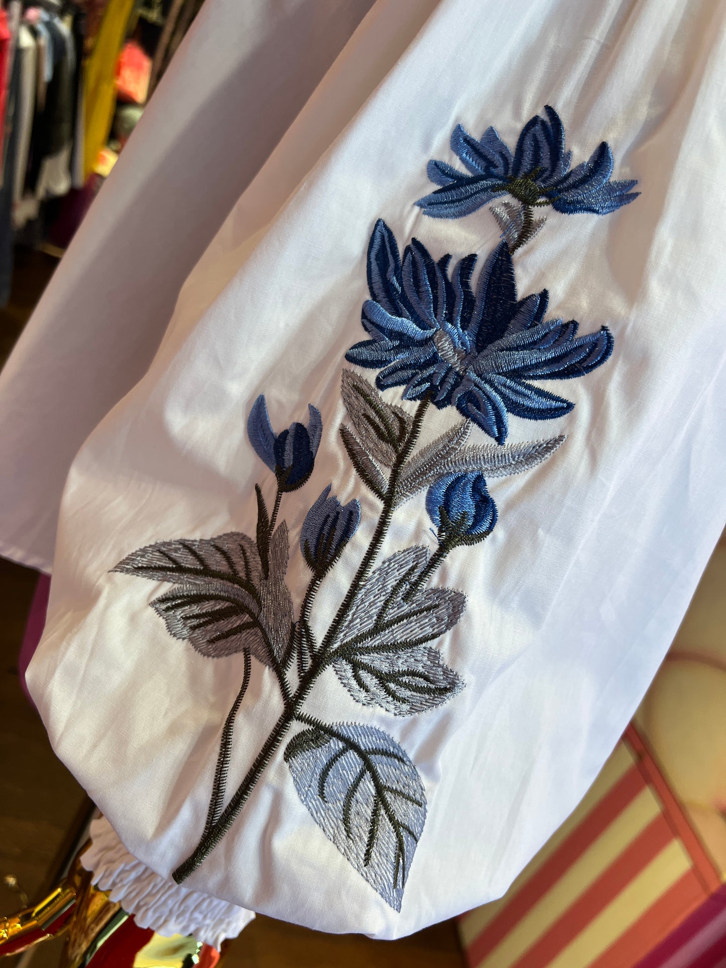 Mon amour Paris camicia cotone bianca con ricami azzurri e blu su maniche ampie