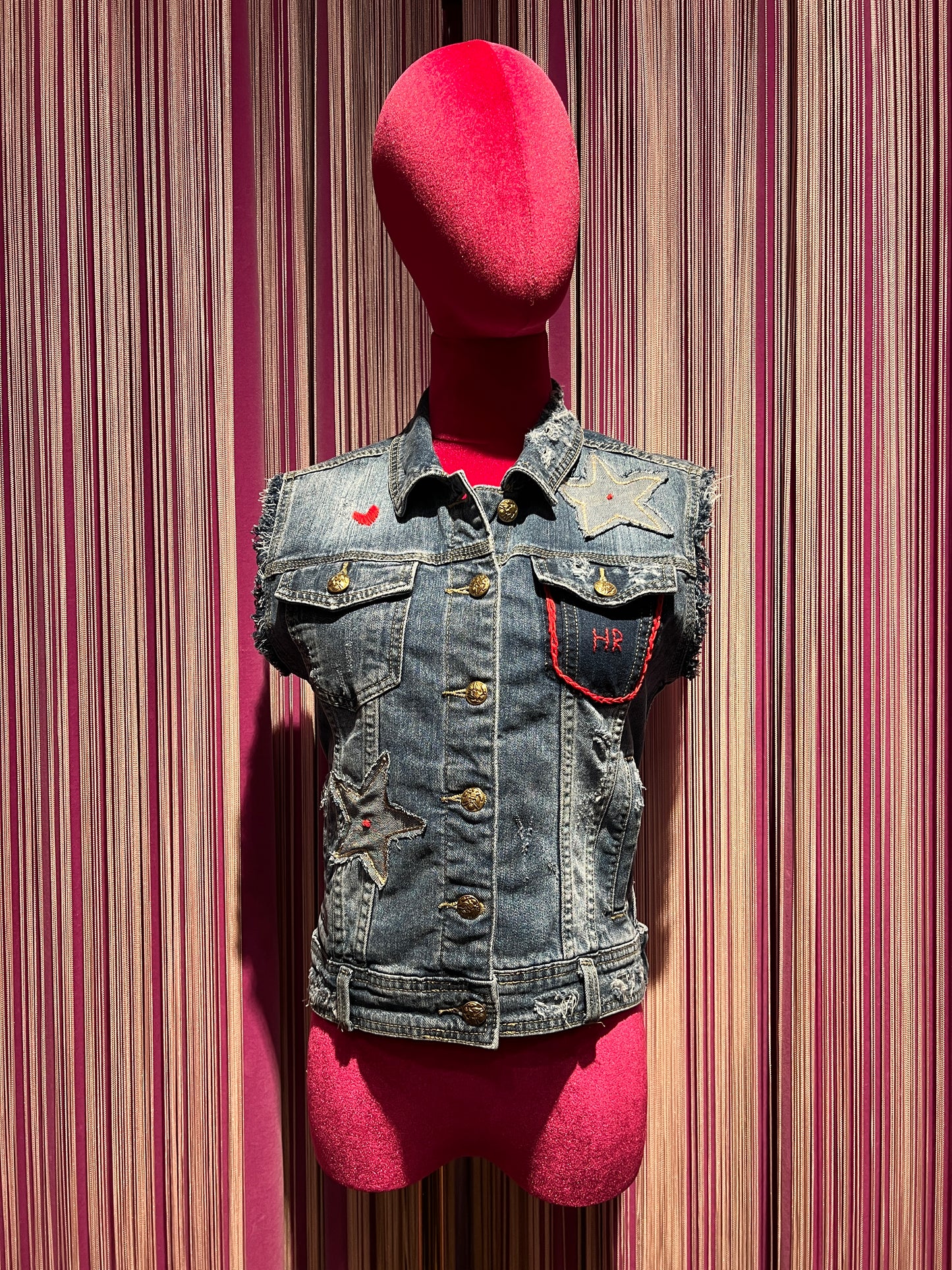 History Repeats gilet jeans con applicazione stelle e cuori scritta dietro Vogue