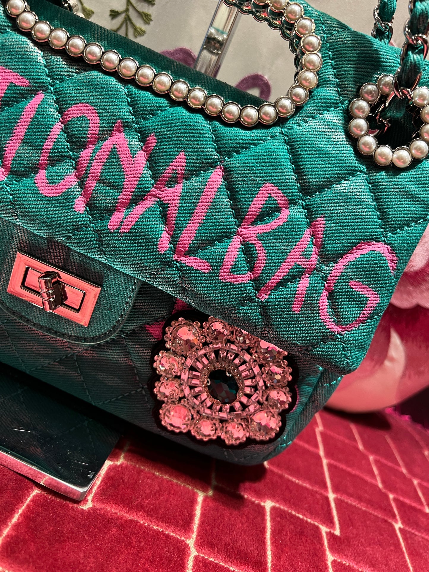 Love & roses borsa tracolla “ camelia bianca “ tessuto verde con applicazioni patch cristalli e perline