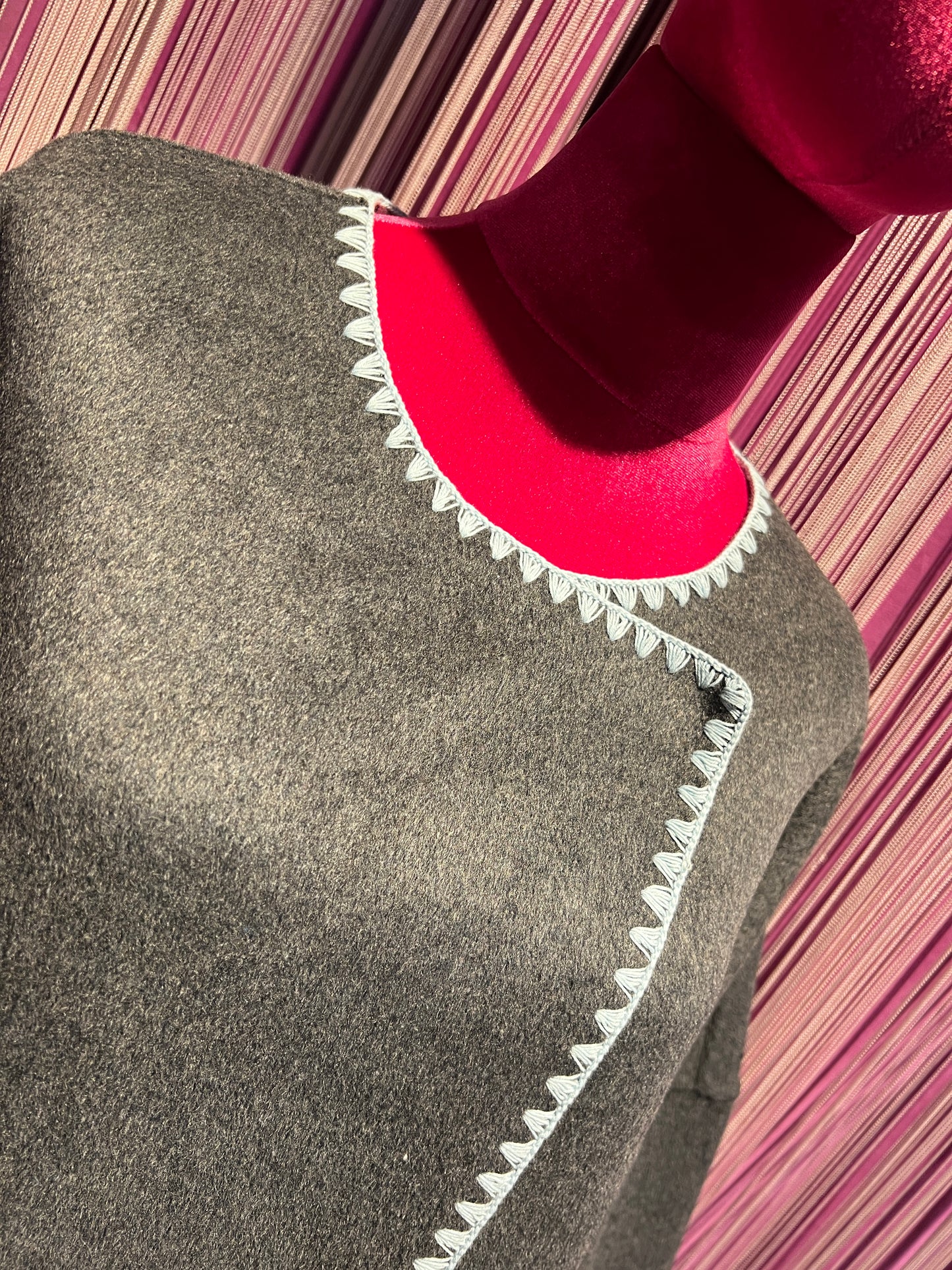 Sincere Paris cappotto con sciarpa rimovibile grigio scuro con bordi rosa e celesti