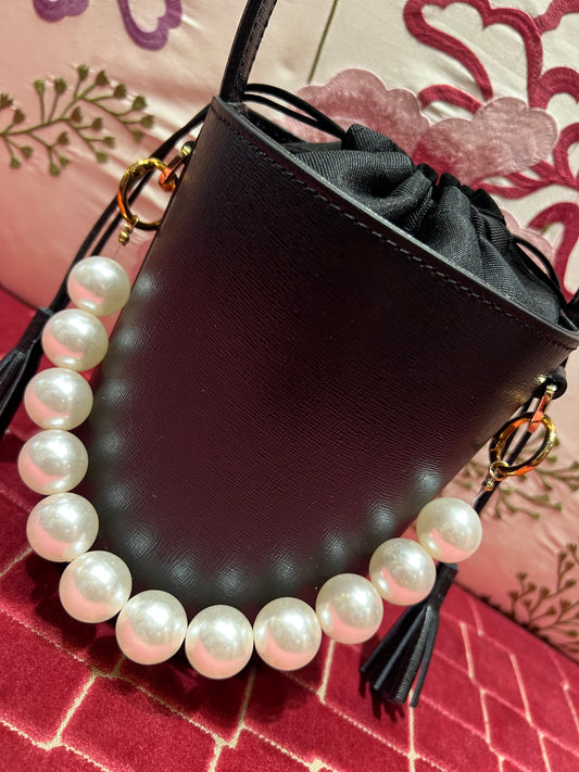 Borsa mini secchiello in pelle nero con perle in resina e tracollina