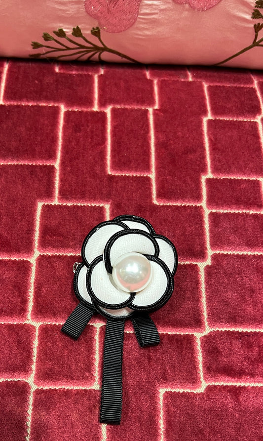 Spilla camelia fondo bianco con perla centrale e nastrino nero