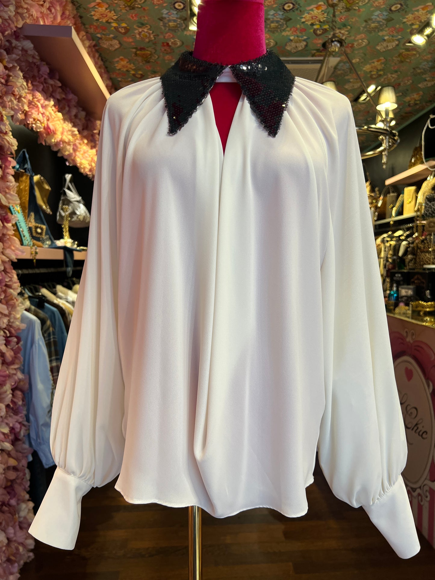 Dahlo blusa drappeggiata con collo di paillettes
