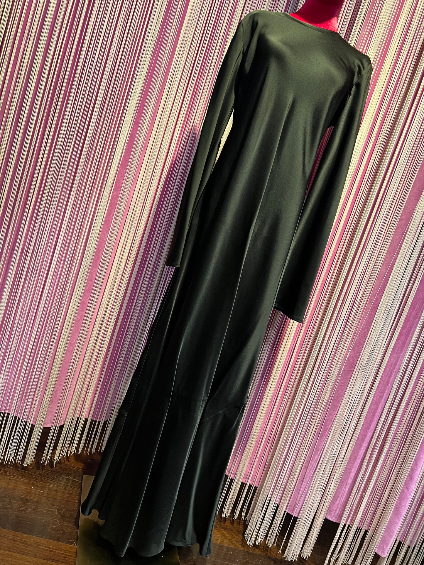 Semicouture abito nero satin lungo con maniche svasate