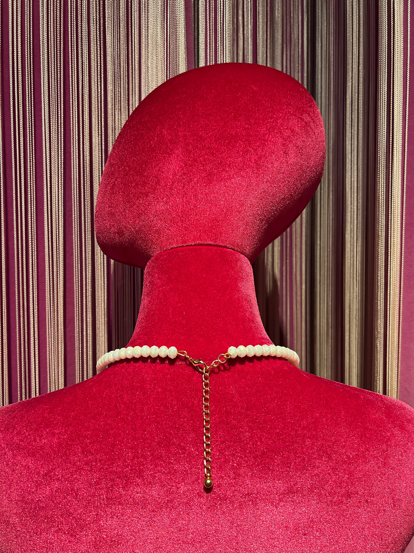 Collana girocollo bianco con pendenti
