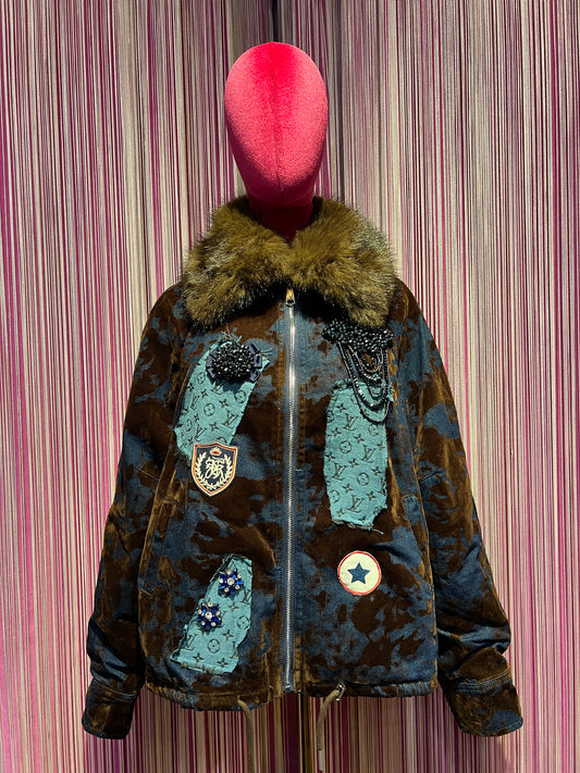 ABpink 🩷vellutina . Giubbino velluto con interno in ecopelliccia, colletto rimovibile , applicazioni patch cristalli blu e tessuto LV