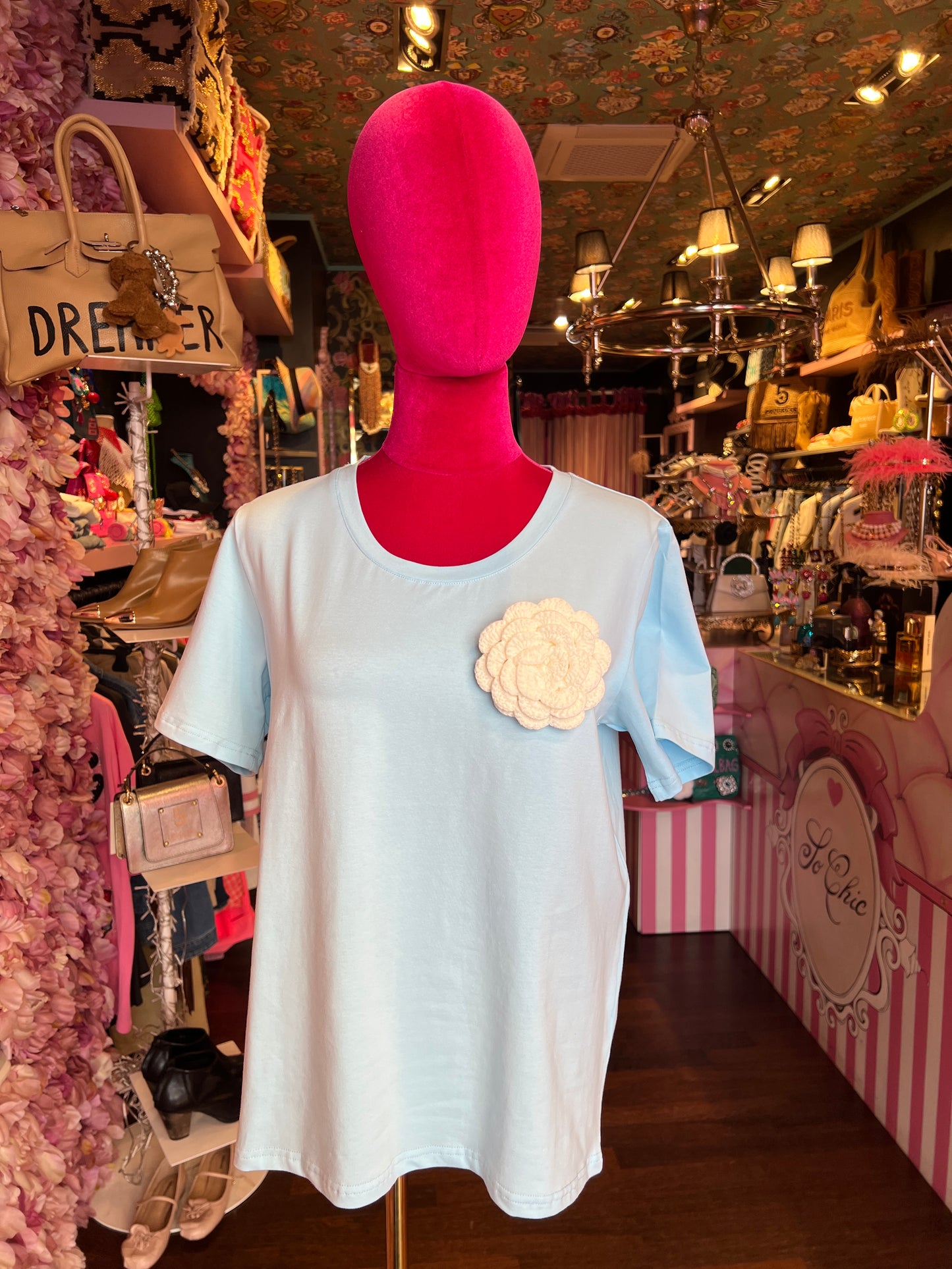 Mon amour Paris -20% di sconto t shirt cotone celeste con spilla camelia bianca uncinetto