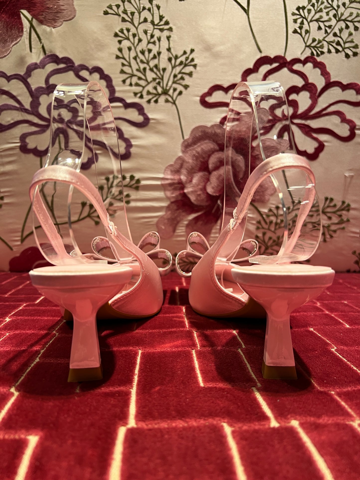 Scarpa fiocco rosa cipria raso ed ecopelle con fiocchi decorazioni interne cristalli