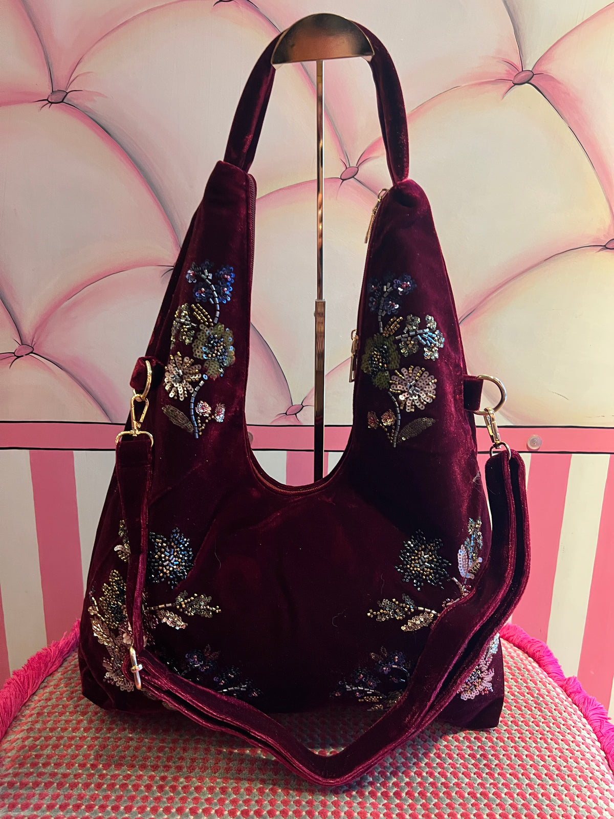 Borsa a spalla di velluto burgundi ricami floreali di paillettes e perline stile orientale con tracollina