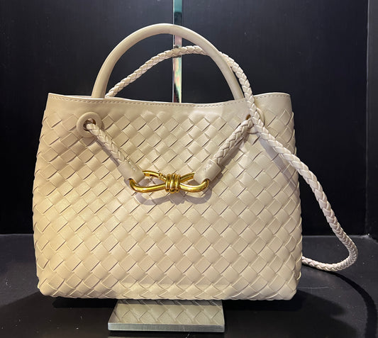 Borsa ecopelle ghiaccio con lavorazione ad intreccio e tracolla