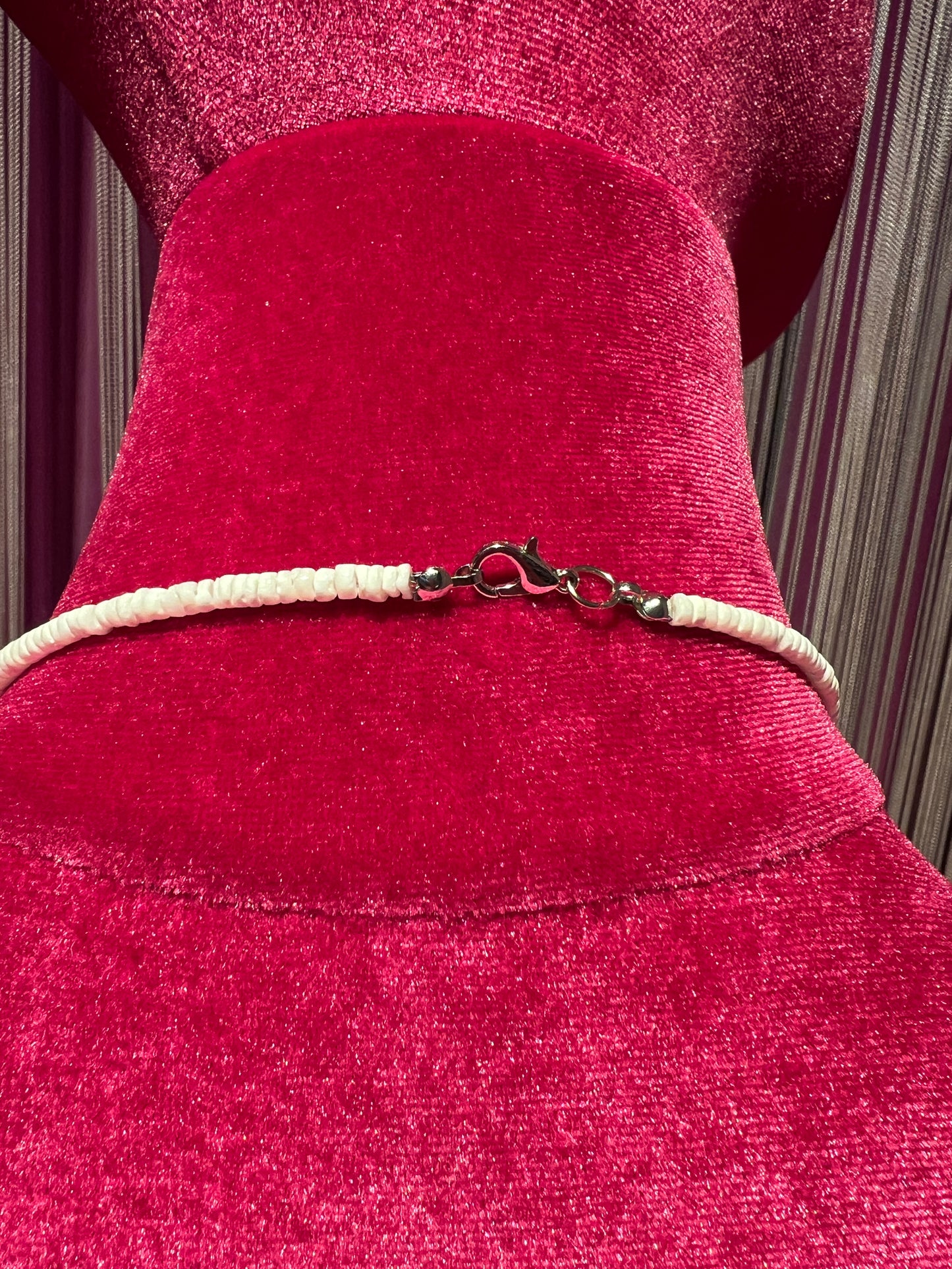 Collana con ciondoli animali in madreperla , pietre dure e perline bianche