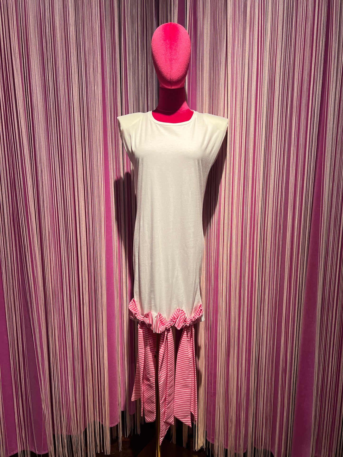 Gina Gorgeous t shirt lunga bianca con fiocchi rosa e bianchi a righe Tullia