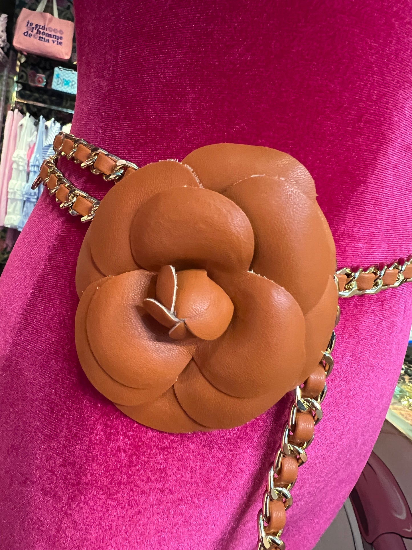 Cintura/collana con camelia cuoio aranciato con catena regolabile dorata