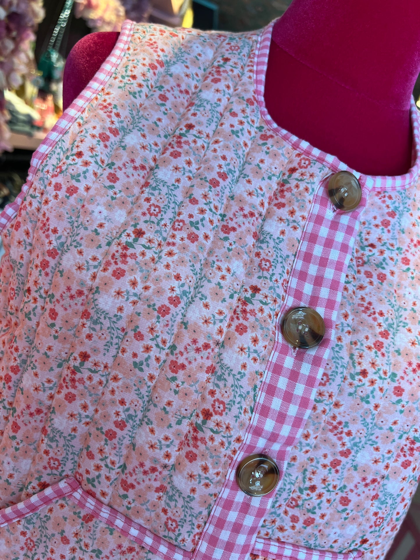 Mon amour Paris gilet fantasia floreale su fondo rosa ,interno e profili fantasia vichy