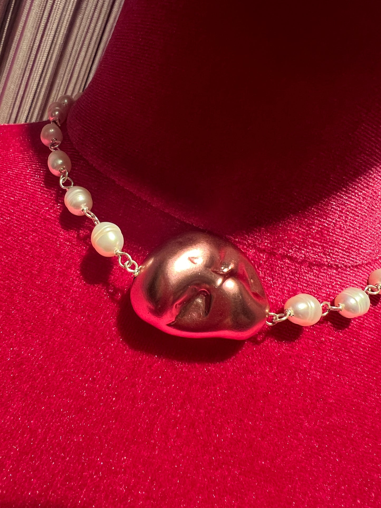 Marina Fossati choker perle fiume ciondolo resina rosa pepita marina