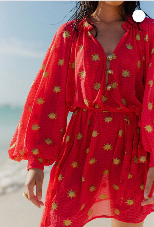 Sundress abito corto rosa acceso motivi geometrici ondulatori e stampe glitterate dorate a forma di sole bottoni dorati a forma di sole
