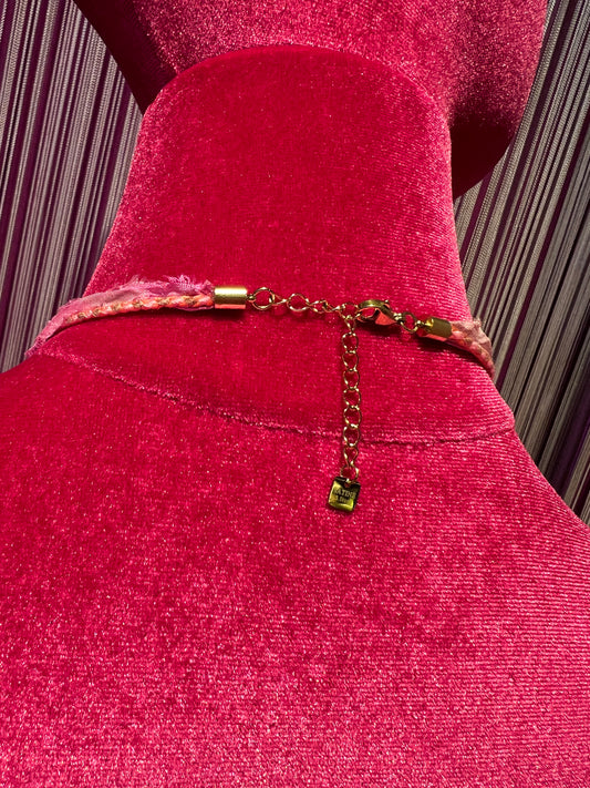 Collana conchiglie dipinte fucsia / arancio /rosa montate su laccio tessuto
