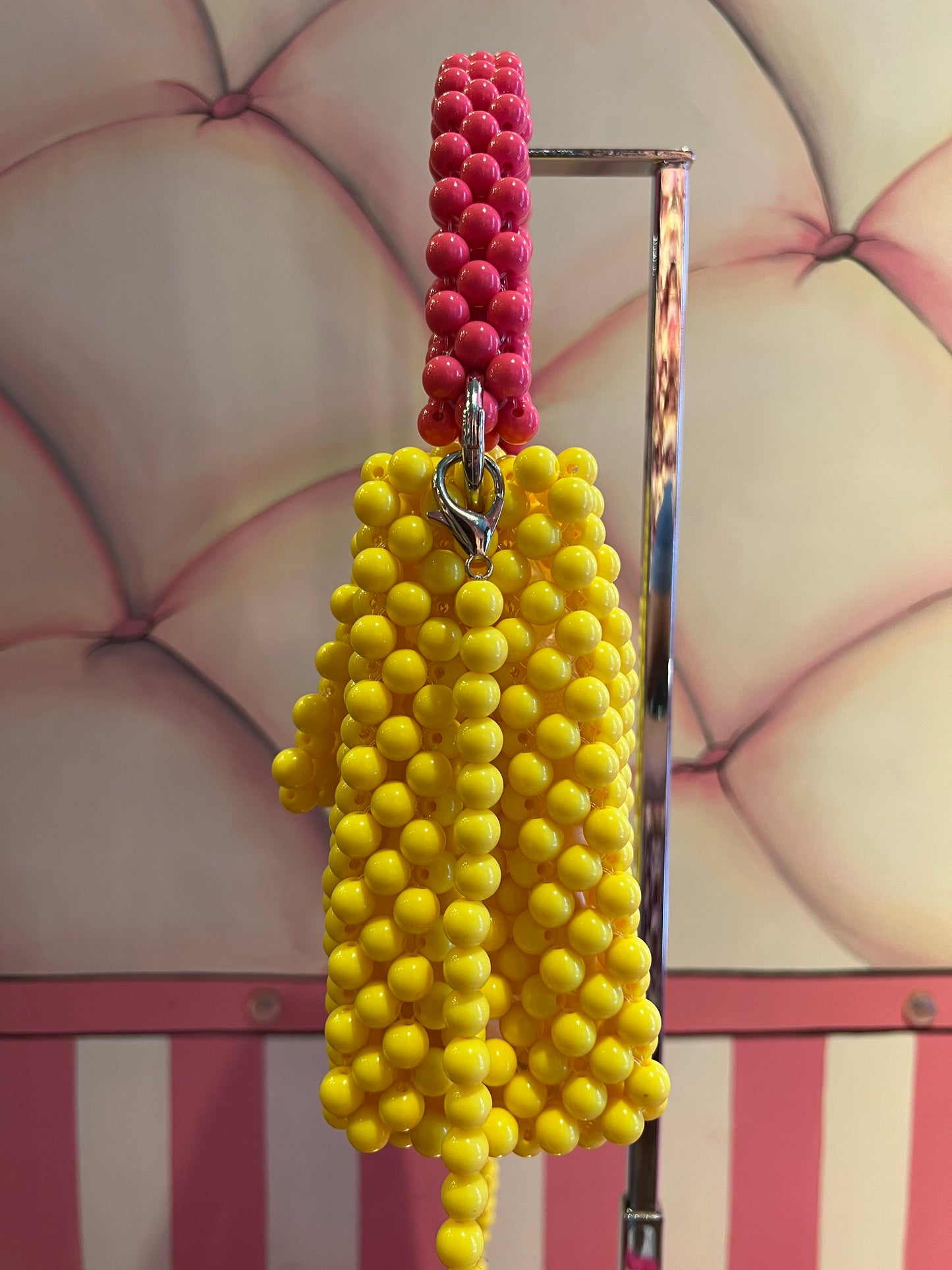 Borsa con pattina bicolore perle resina fucsia/ giallo e tracolla