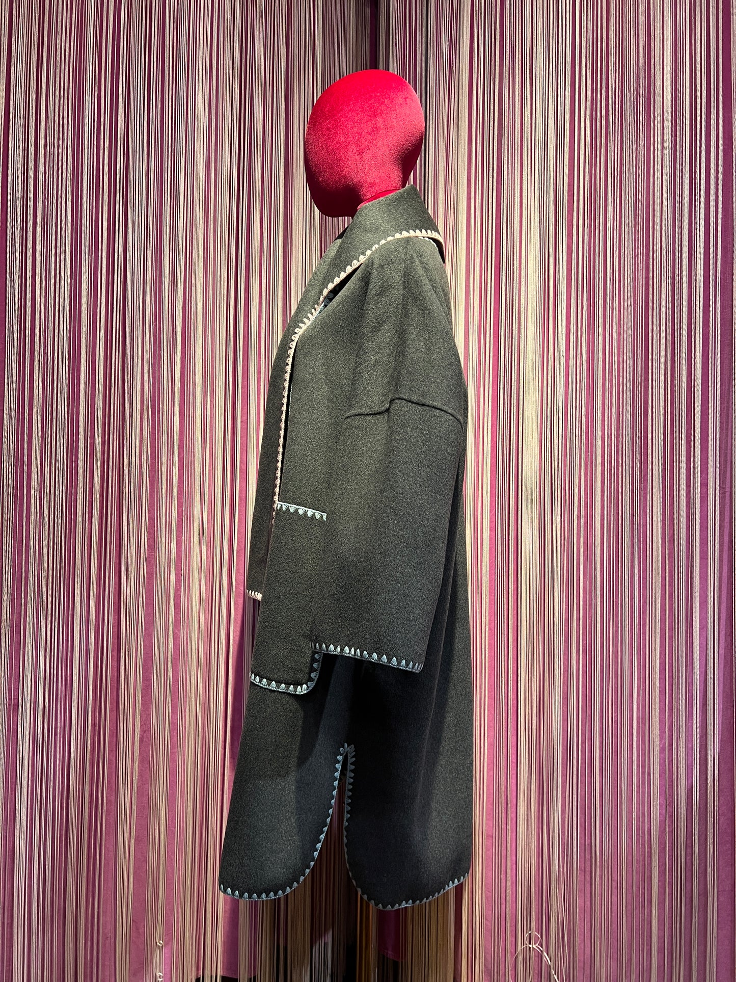 Sincere Paris cappotto con sciarpa rimovibile grigio scuro con bordi rosa e celesti