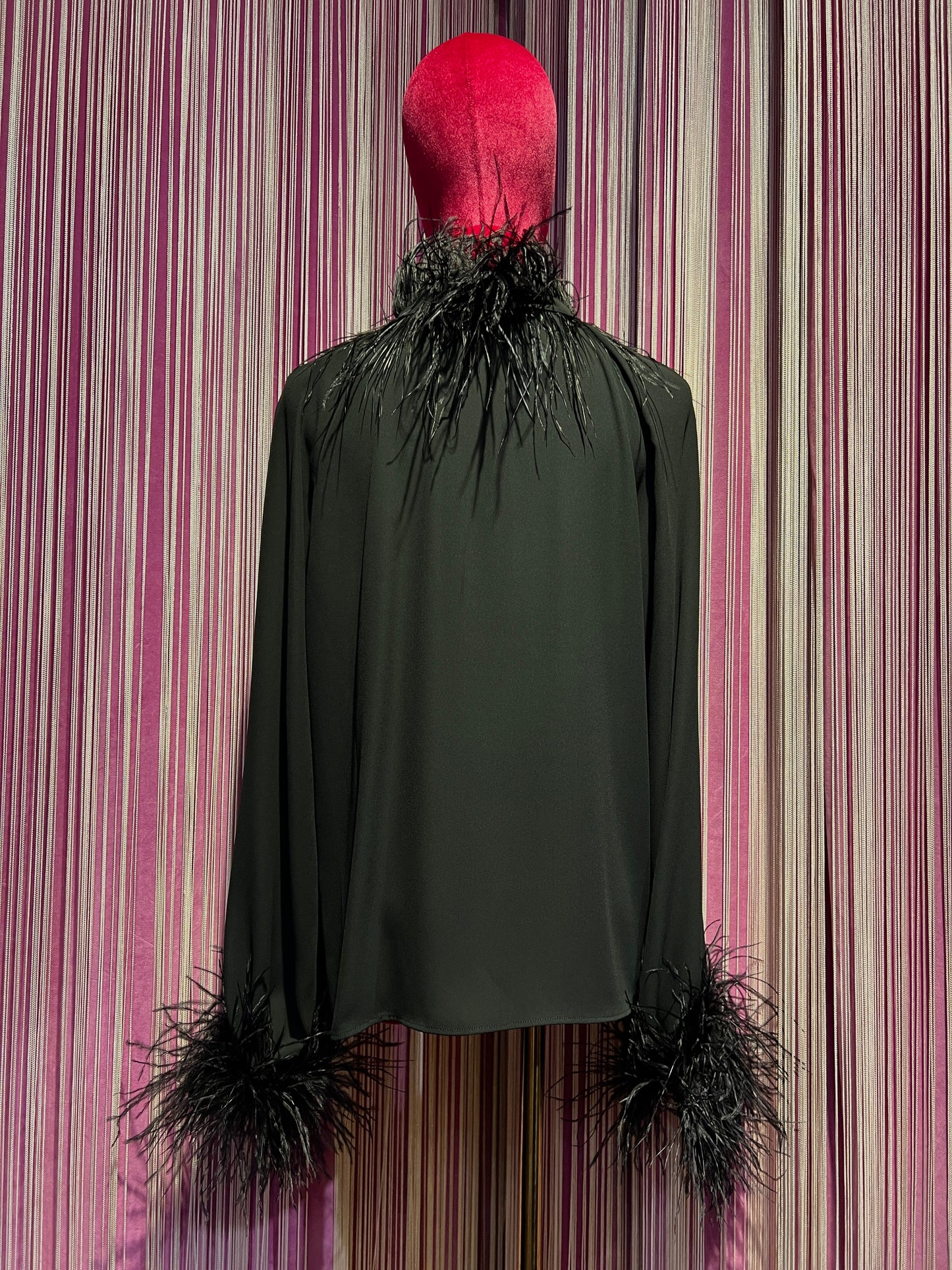Dahlo blusa nera collo e polsini con piume