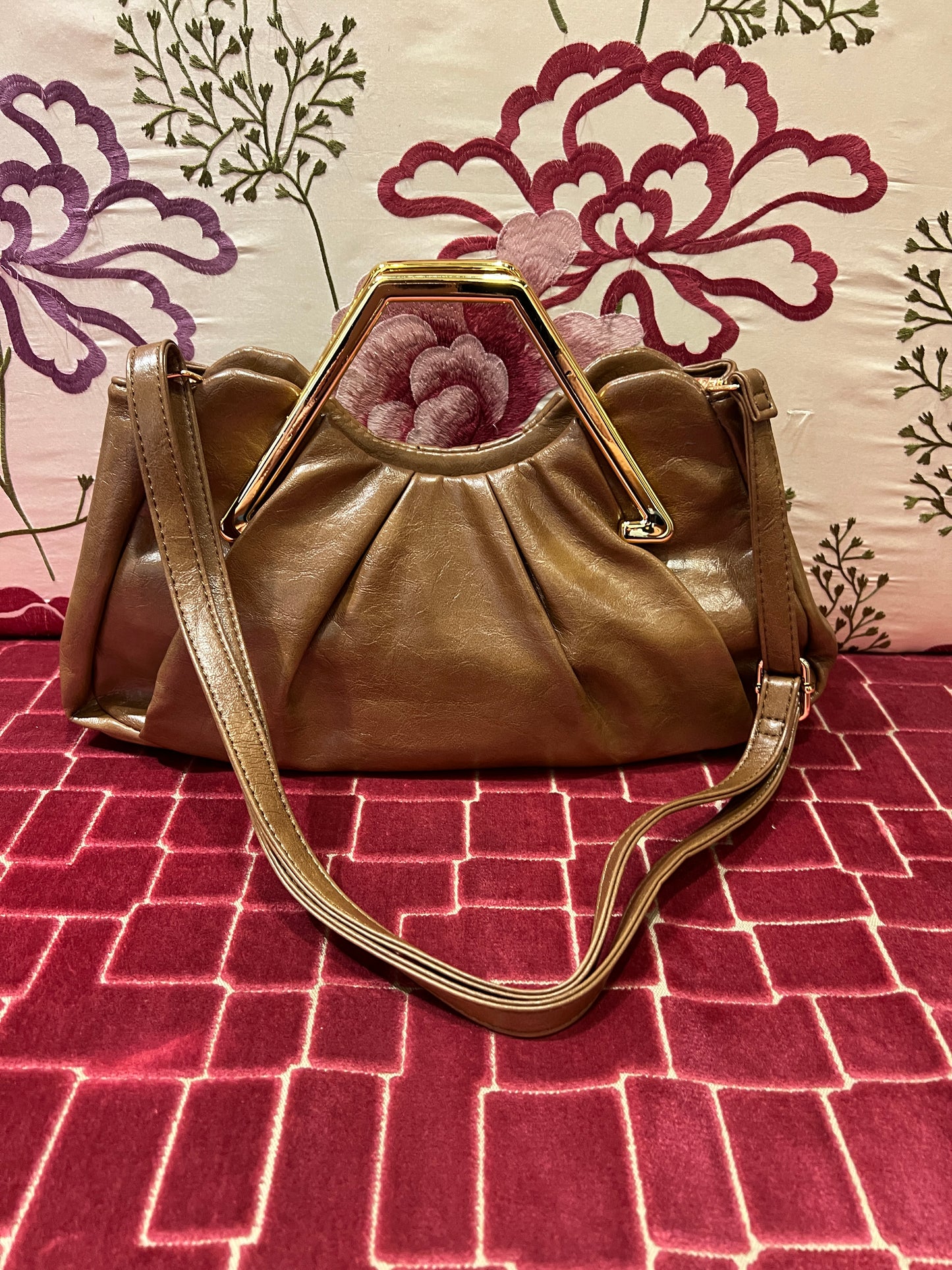Borsa manico rigido effetto metallico color oro tracollina,ecopelle cammello