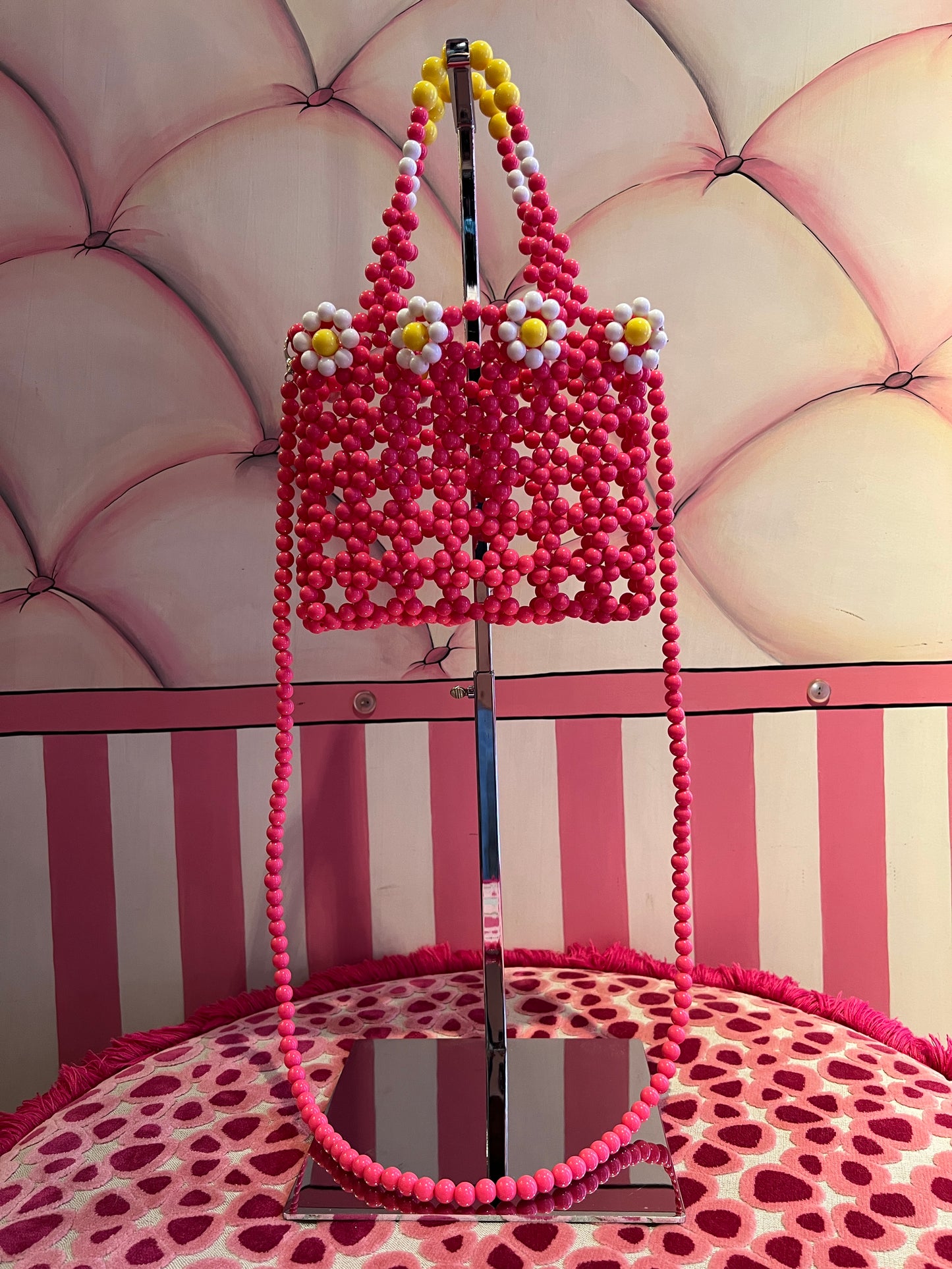 Borsa perle resina fucsia con margherite bianche e gialle