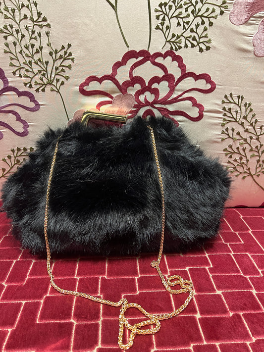 Borsa pochette ecopelliccia nera con tracollina oro