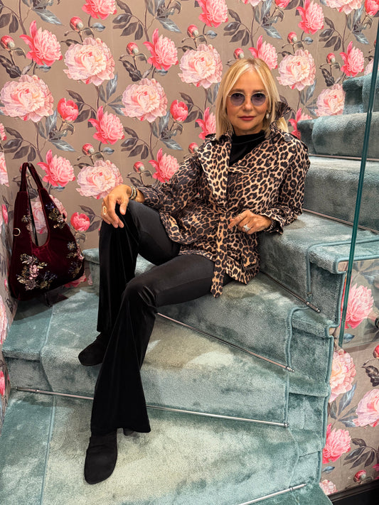 The room trench corto doppiopetto con cinta, stampa leopardata patch fiore con paillettes nero dietro