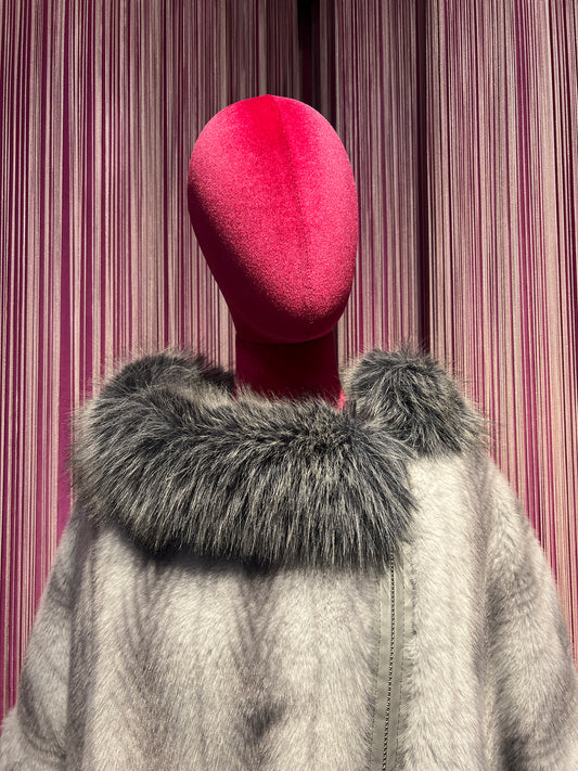 Uncommon giacca ecopelliccia grigia con collo rimovibile chiusura lampo frange