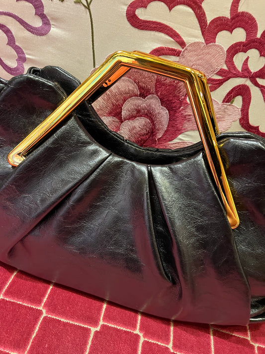 Borsa manico rigido effetto metallico color oro tracollina , ecopelle nera