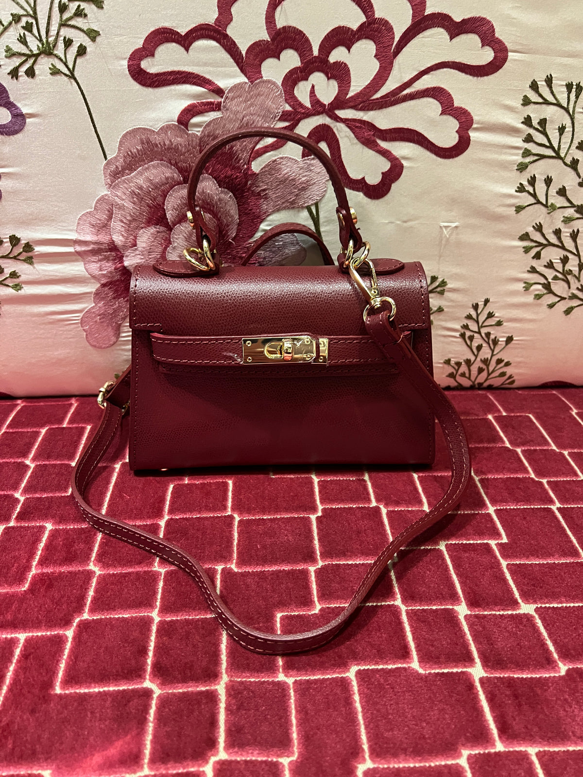 Borsa a mano in pelle burgundi con tracollina