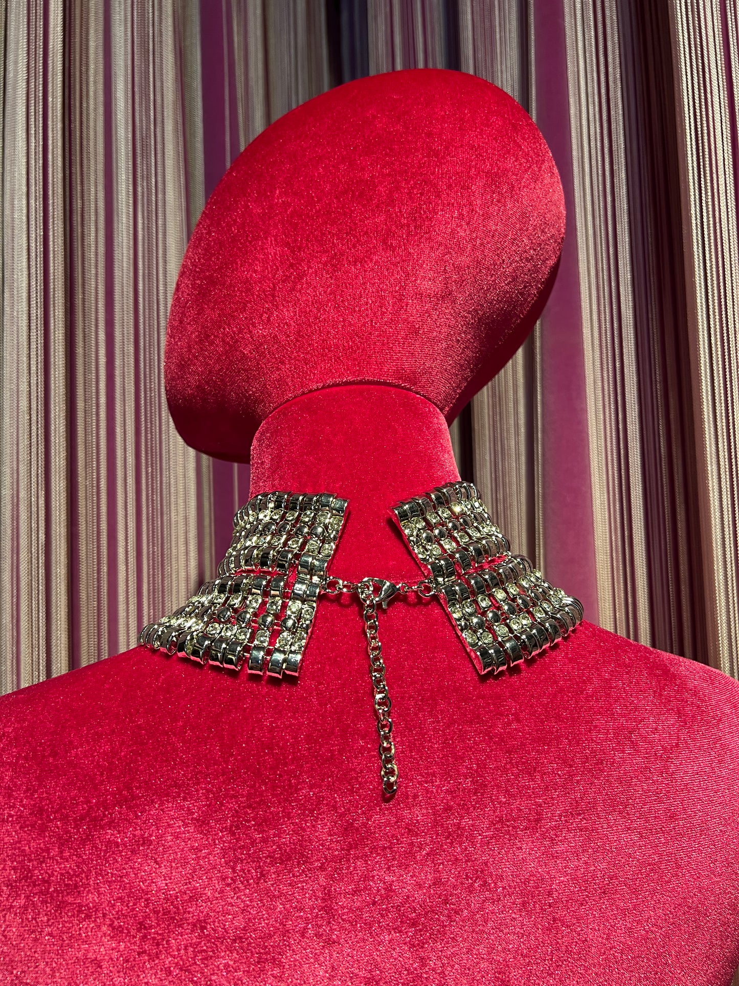 Choker argentato a più fili con maglie rettangolari alternate a fili Swarovski