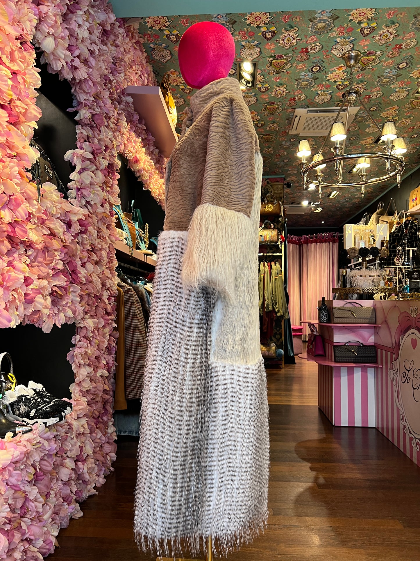 Uncommon cappotto lungo ecopelliccia astrakan beige e panna