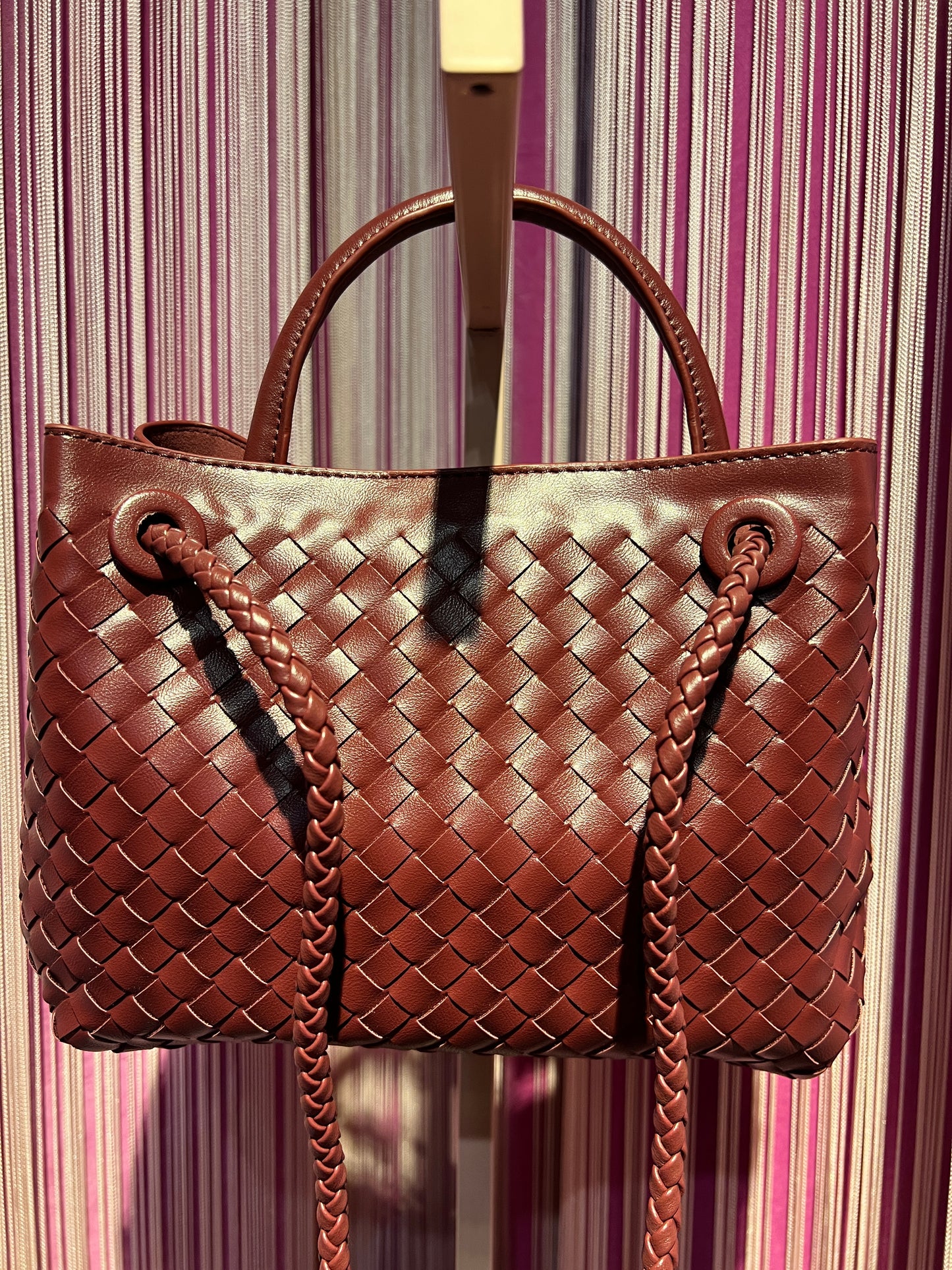 Borsa ecopelle burgundy con lavorazione ad intreccio e tracolla