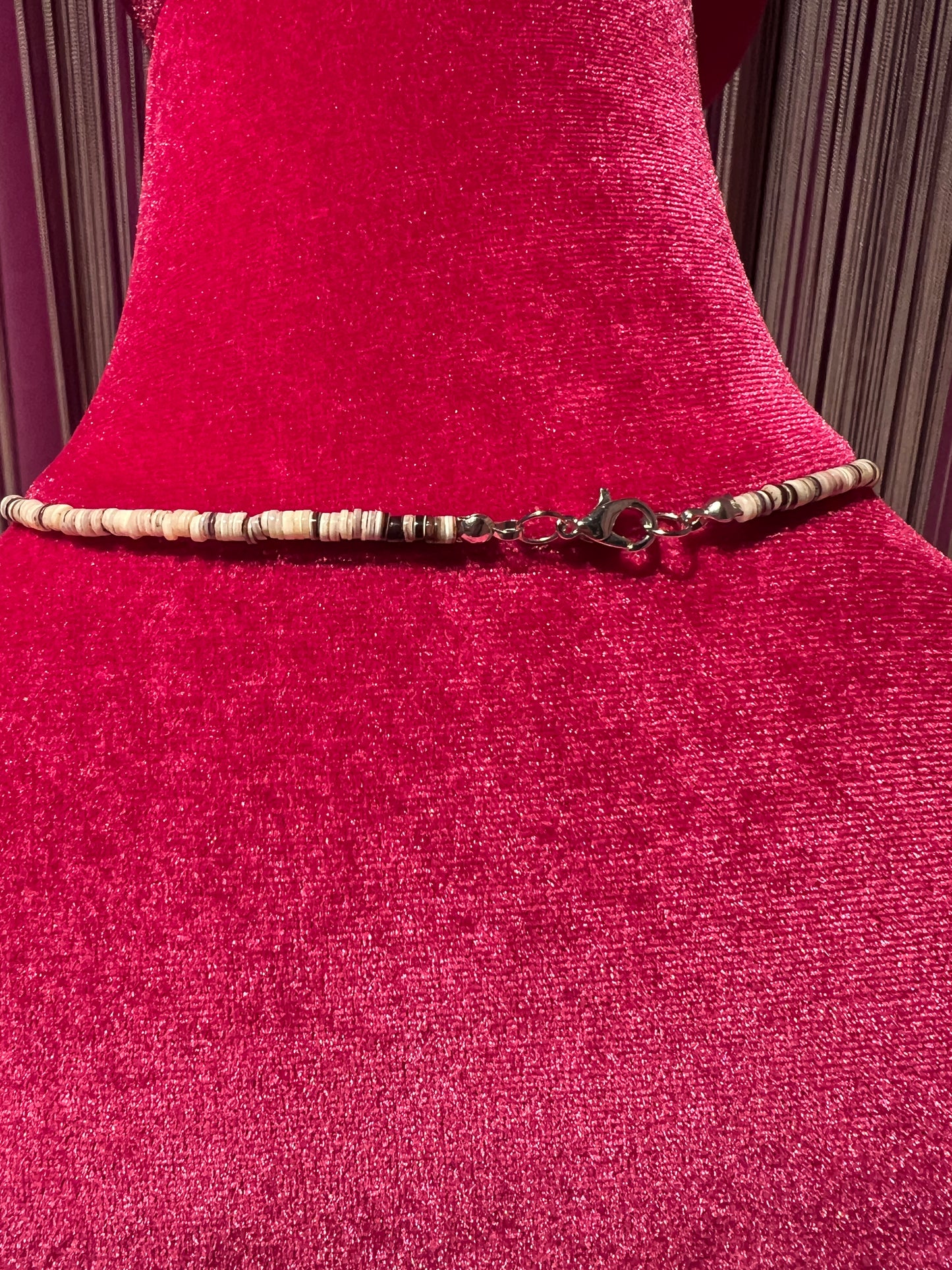 Collana con ciondoli animali madreperla e pietre dure rosa e turchesi
