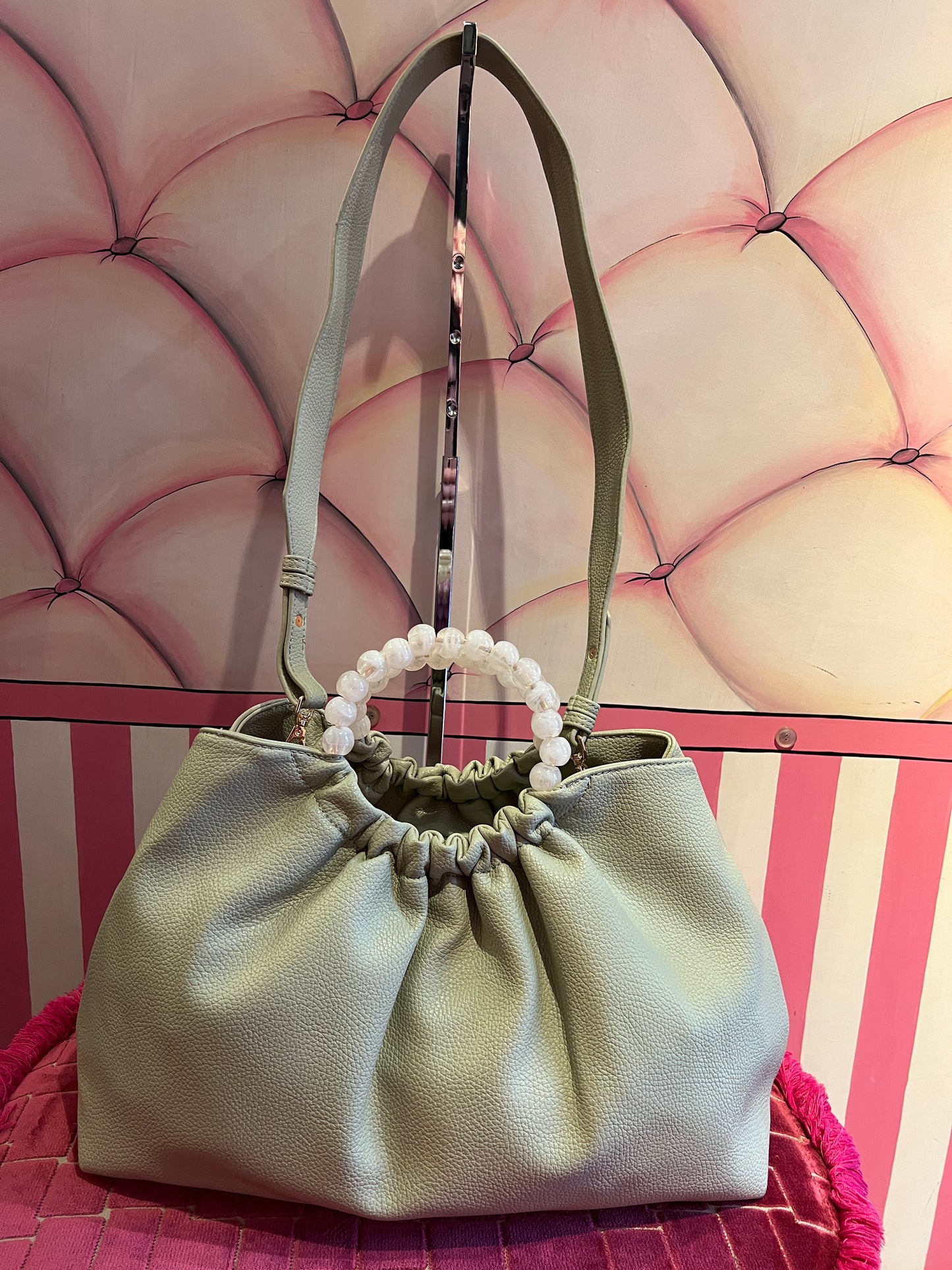 Borsa ecopelle verde salvia con manici perle resina e tracolla