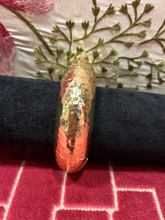 Bracciale martellato oro con chiusura a molla