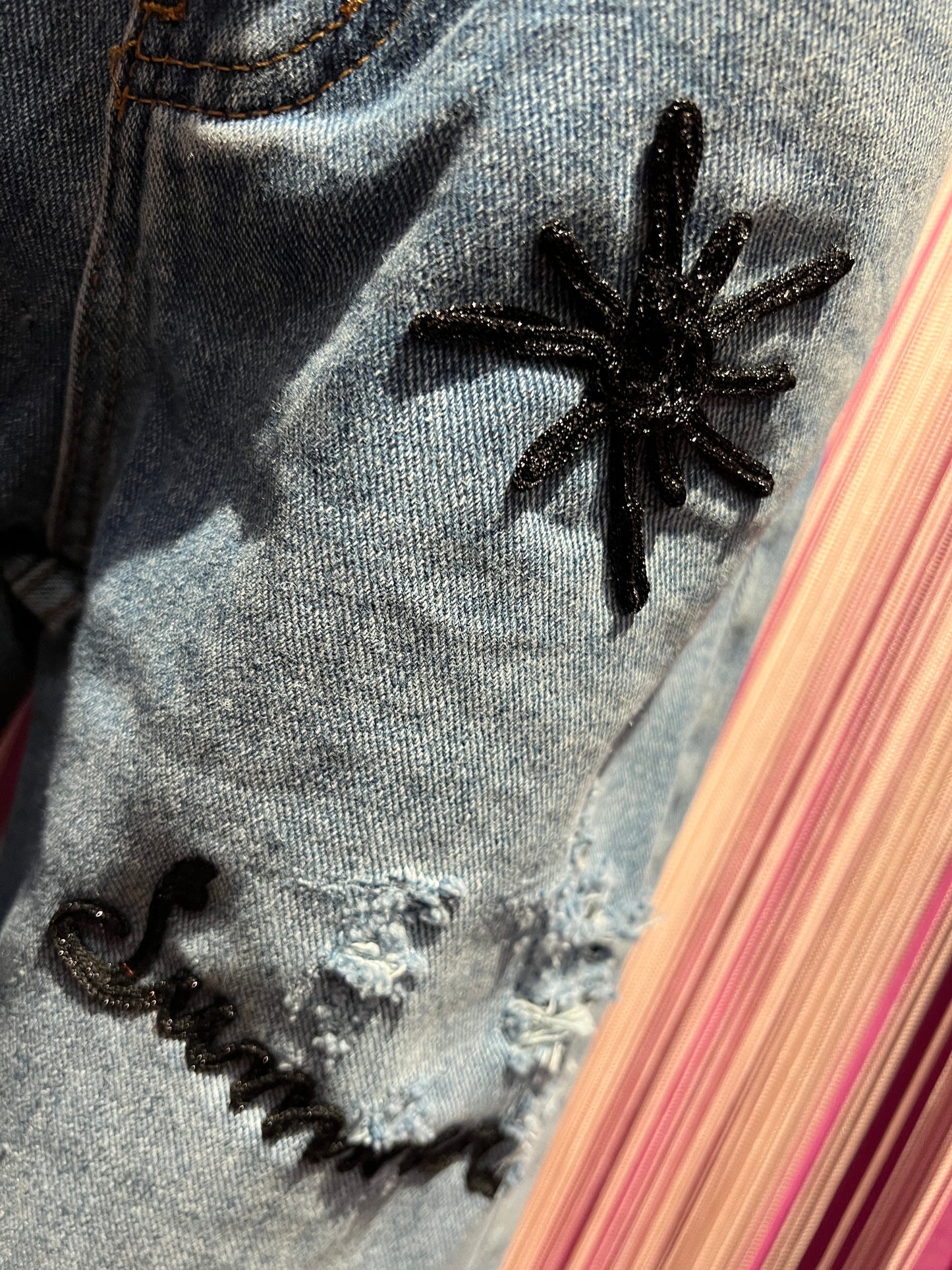 History Repeats jeans denim con scritte nere glitter