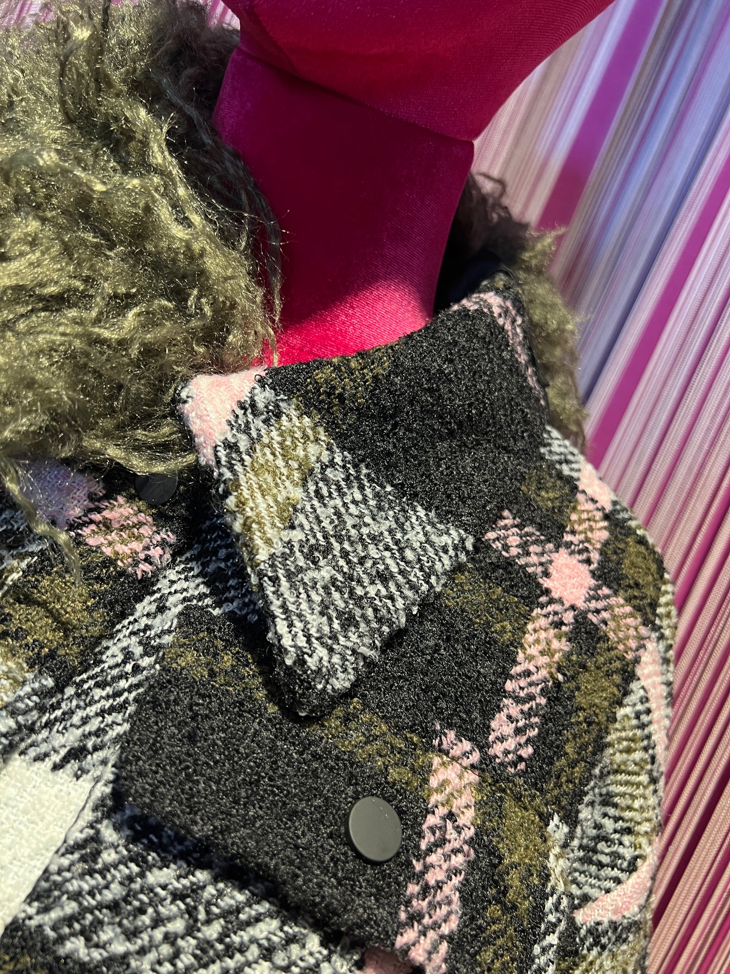 Essentiel antwerp giacca bomber a quadri neri , bianco e rosa con collo in pelliccia sintetica removibile
